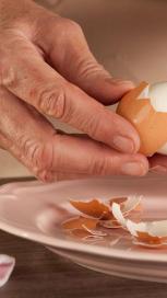 https://www.maggi.ro/sites/default/files/styles/search_result_153_272/public/How-to-peel-a-hard-boiled-egg.jpg?itok=V7bDsE_k